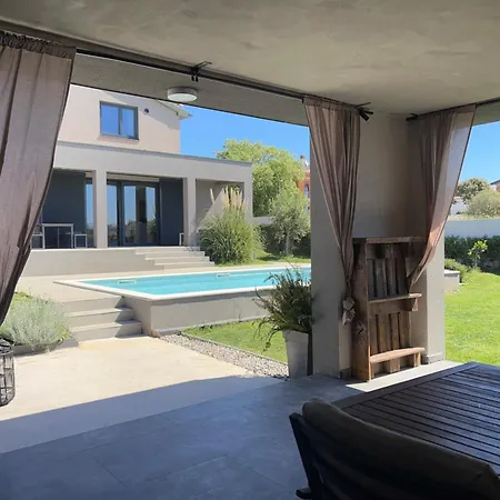 Prive Polai Villa * Pola