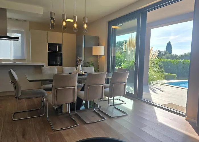 Prive Polai * Πούλα