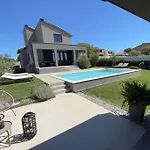 Prive Polai Villa *
